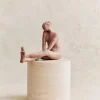 Sezane Skulptur Guénolée Courcoux – Frau Mit Gestreckten Beinen, Großes Modell