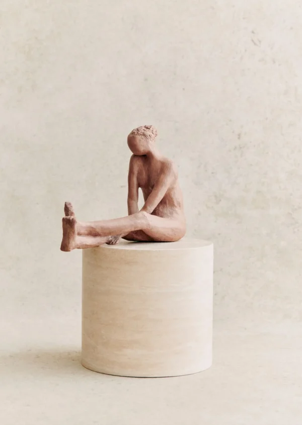 Sezane Skulptur Guénolée Courcoux – Frau Mit Gestreckten Beinen, Großes Modell