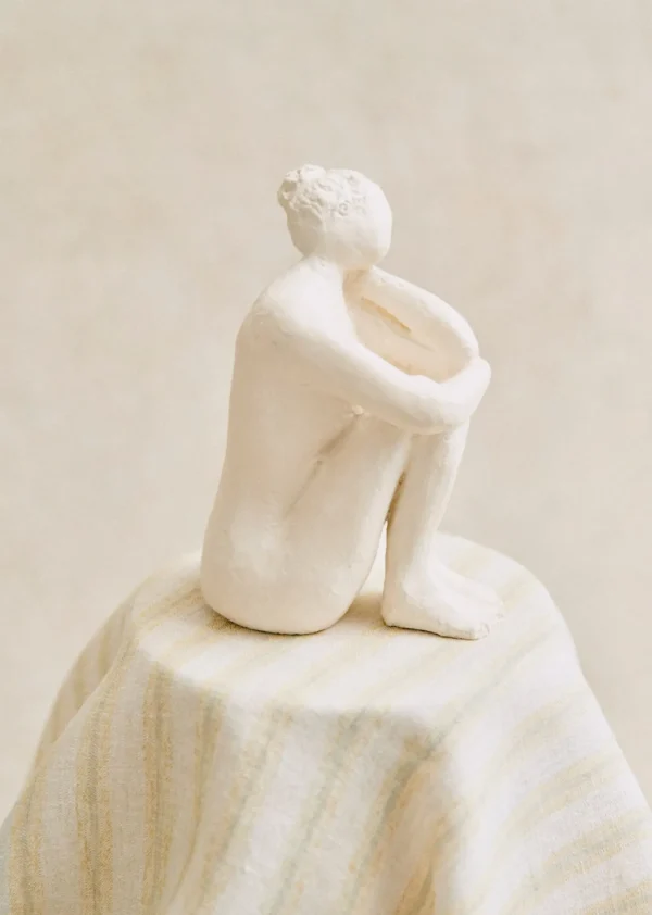 Sezane Skulptur Guénolée Courcoux - In Gedanken Versunkene Frau - Kleines Modell