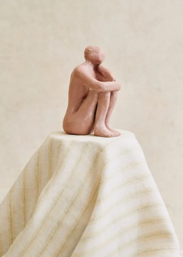 Sezane Skulptur Guénolée Courcoux - In Gedanken Versunkene Frau - Kleines Modell