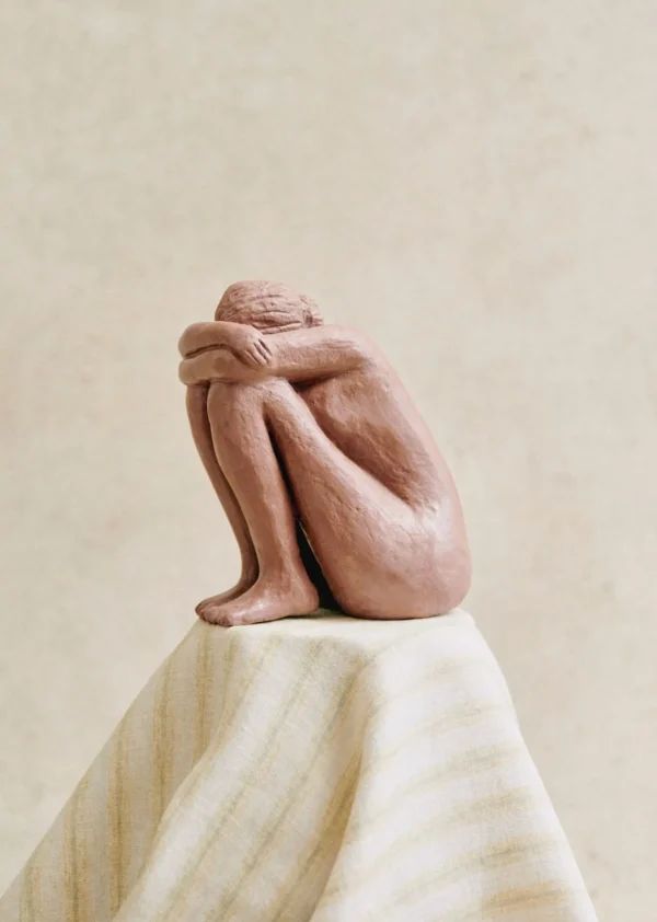 Sezane Skulptur Guénolée Courcoux - Sitzende Frau Großes Modell