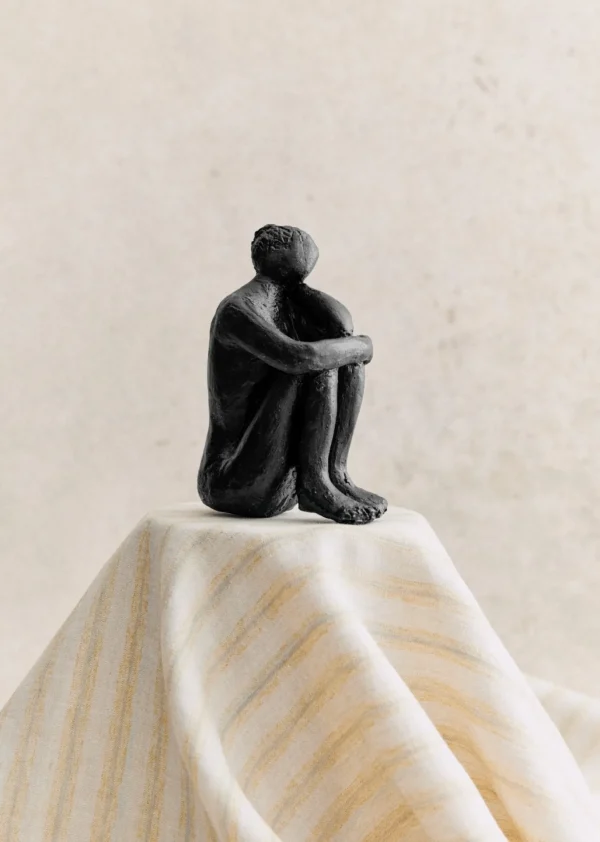 Sezane Skulptur Guénolée Courcoux - In Gedanken Versunkene Frau - Kleines Modell