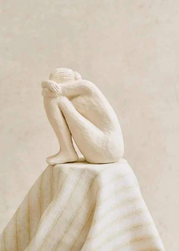 Sezane Skulptur Guénolée Courcoux - Sitzende Frau Großes Modell