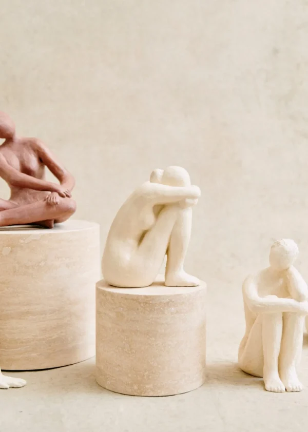 Sezane Skulptur Guénolée Courcoux - Sitzende Frau Großes Modell