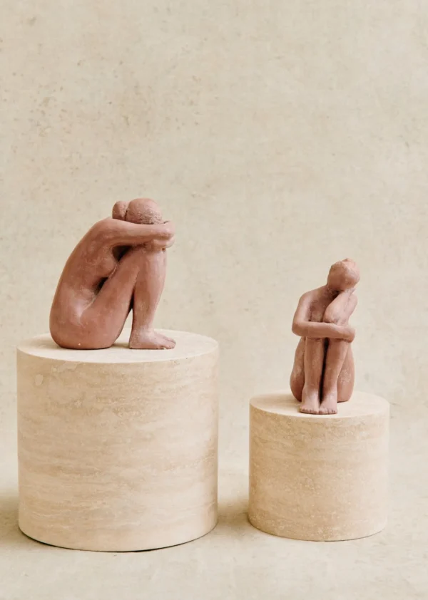Sezane Skulptur Guénolée Courcoux - In Gedanken Versunkene Frau - Kleines Modell