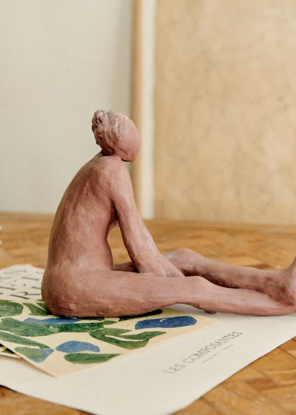 Sezane Skulptur Guénolée Courcoux – Frau Mit Gestreckten Beinen, Großes Modell