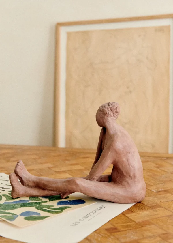 Sezane Skulptur Guénolée Courcoux – Frau Mit Gestreckten Beinen, Großes Modell