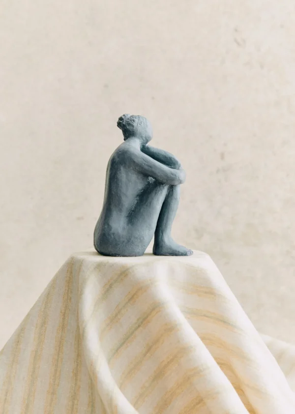 Sezane Skulptur Guénolée Courcoux - In Gedanken Versunkene Frau - Kleines Modell
