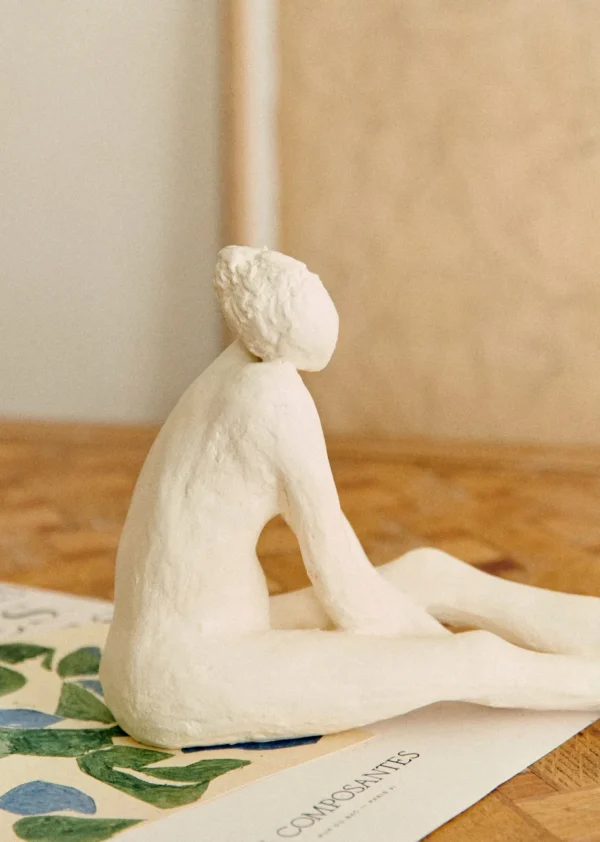 Sezane Skulptur Guénolée Courcoux – Frau Mit Gestreckten Beinen, Großes Modell