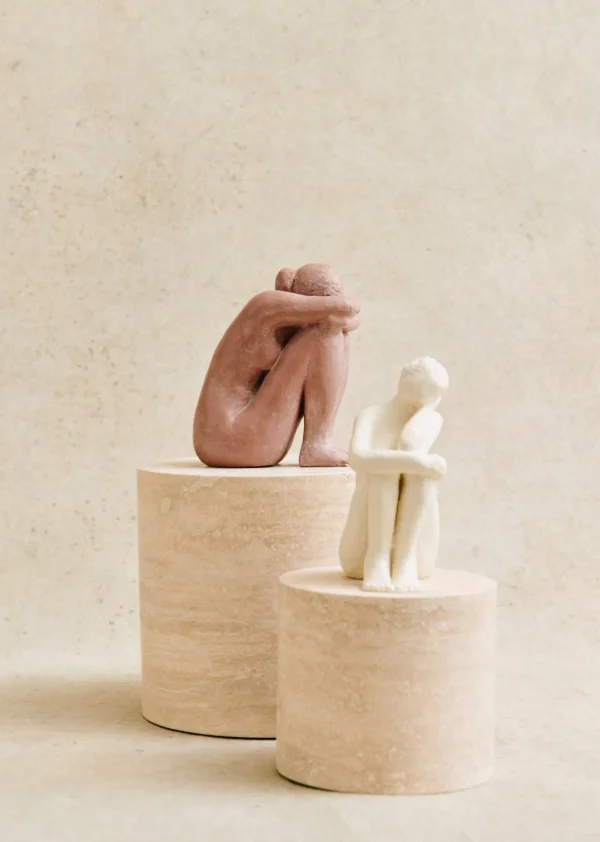 Sezane Skulptur Guénolée Courcoux - In Gedanken Versunkene Frau - Kleines Modell