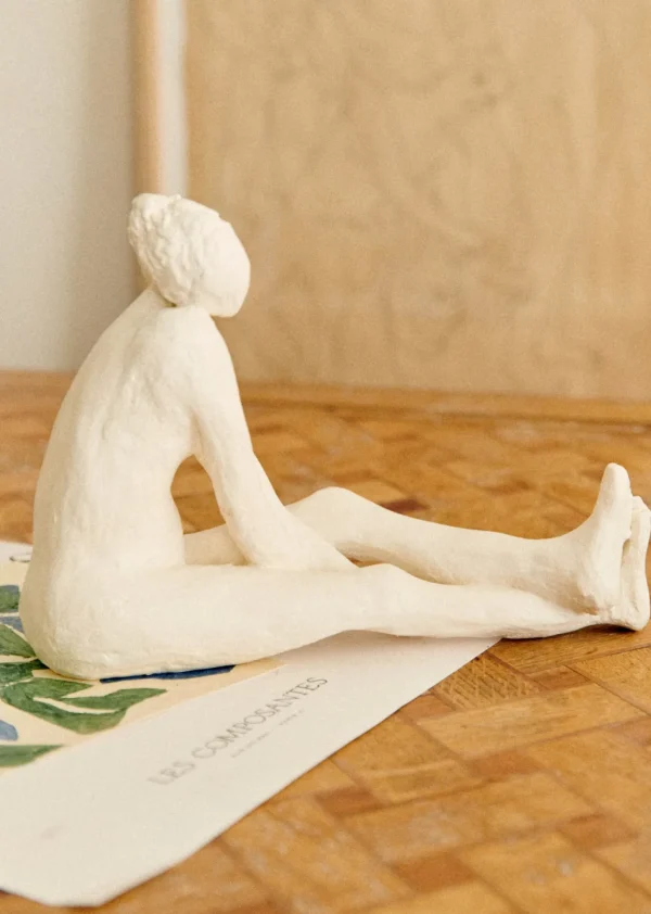 Sezane Skulptur Guénolée Courcoux – Frau Mit Gestreckten Beinen, Großes Modell