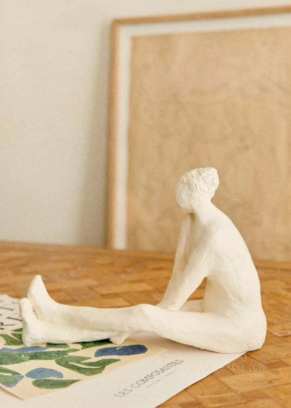 Sezane Skulptur Guénolée Courcoux – Frau Mit Gestreckten Beinen, Großes Modell