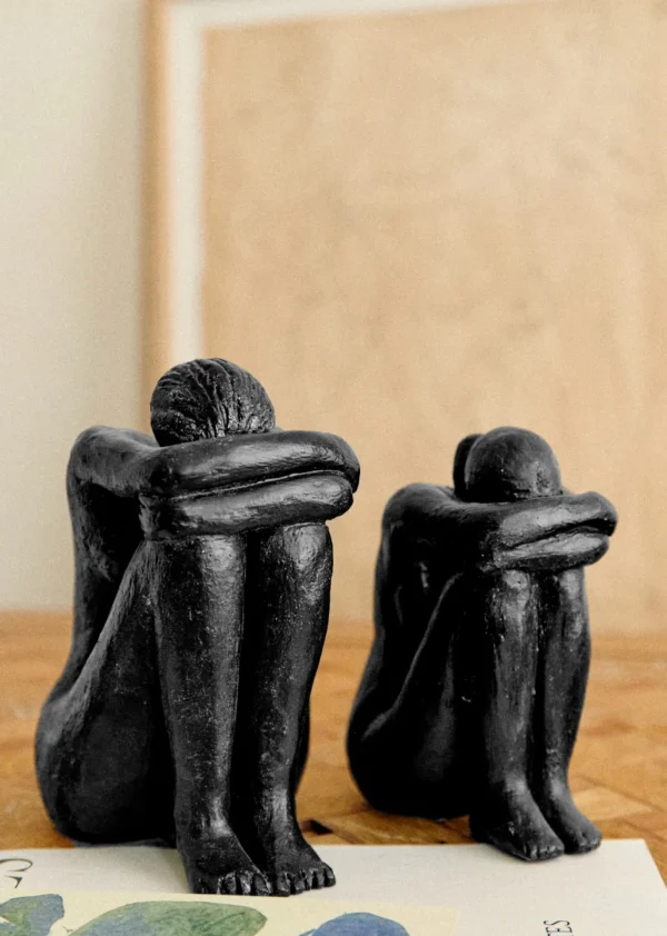 Sezane Skulptur Guénolée Courcoux - Sitzende Frau Großes Modell